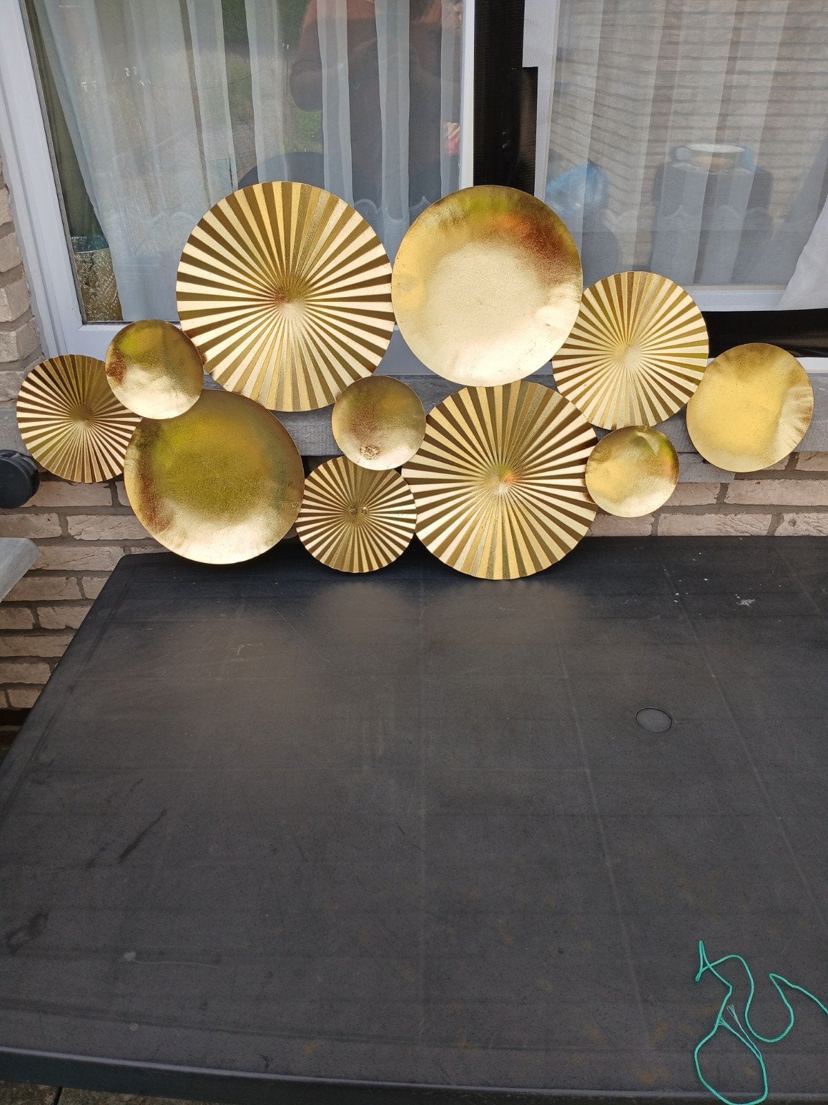 Sierlijke wandversiering als gouden planeten, Ophalen