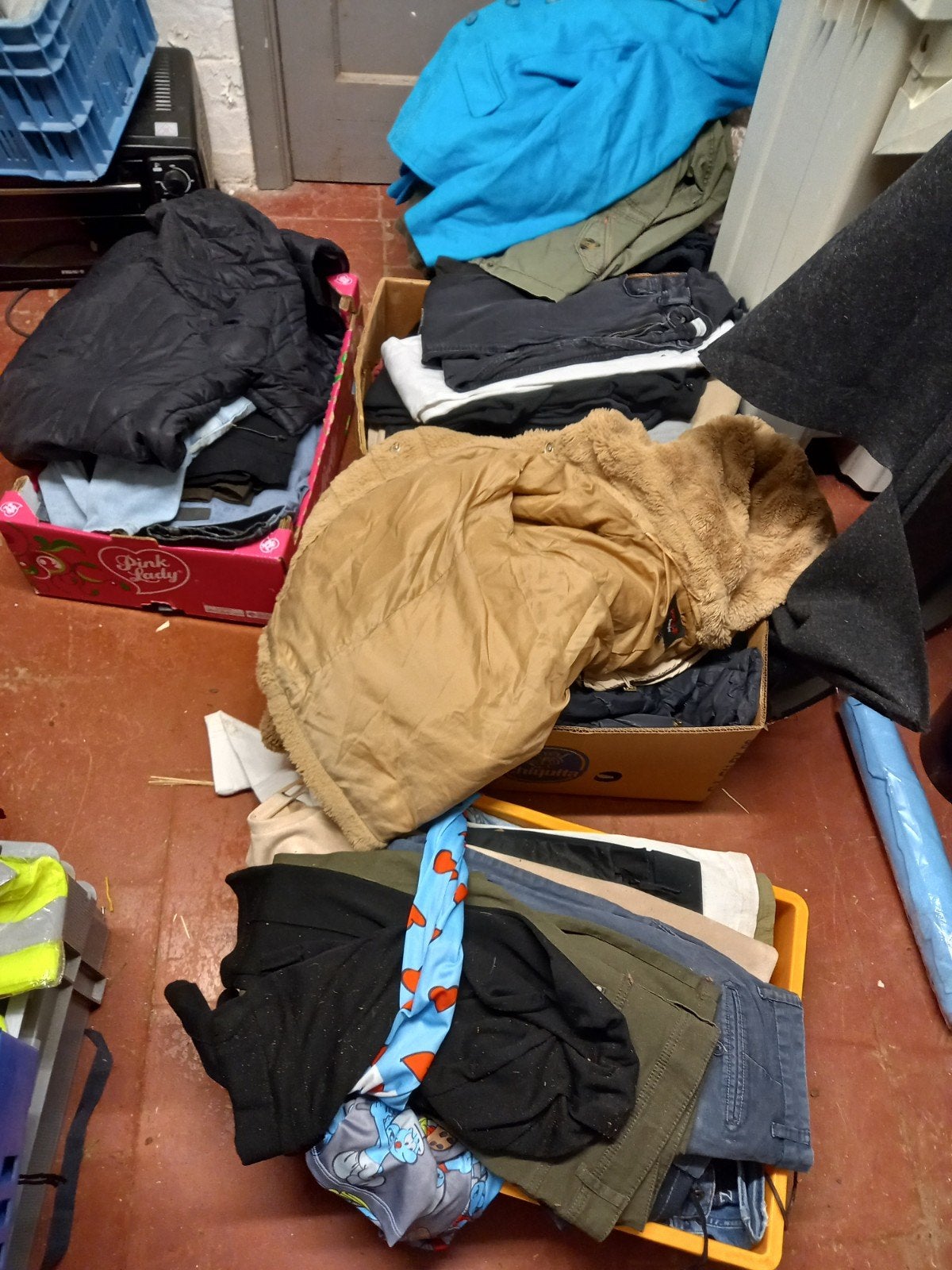 lot de vetement femme et divers melange, Enlèvement