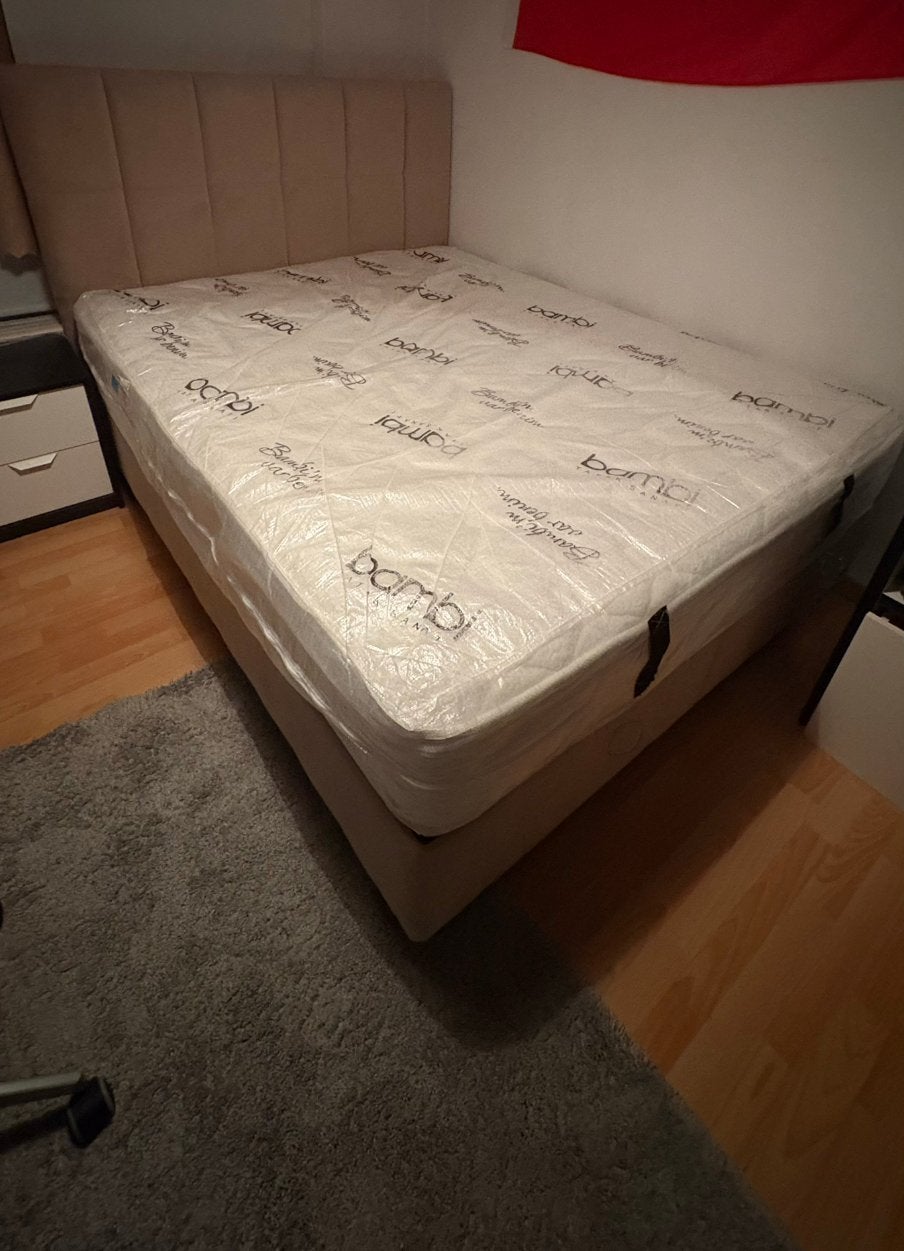 Bed frame plus matras gloed nieuwe, Huis en Inrichting, Ophalen, Zo goed als nieuw
