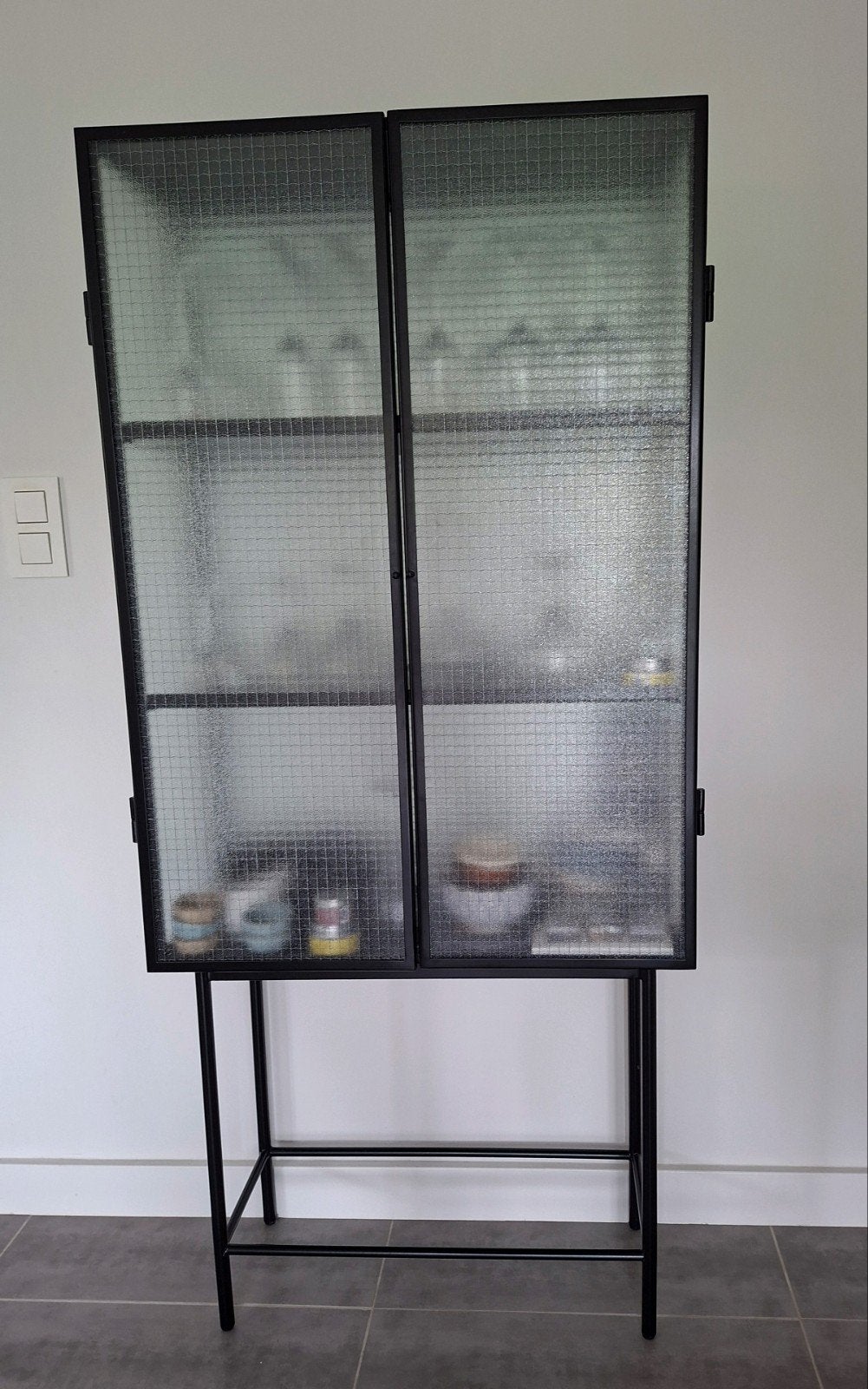 Vitrinekast - Ferm living Haze, Huis en Inrichting, Kasten | Vitrinekasten, Ophalen, Glas