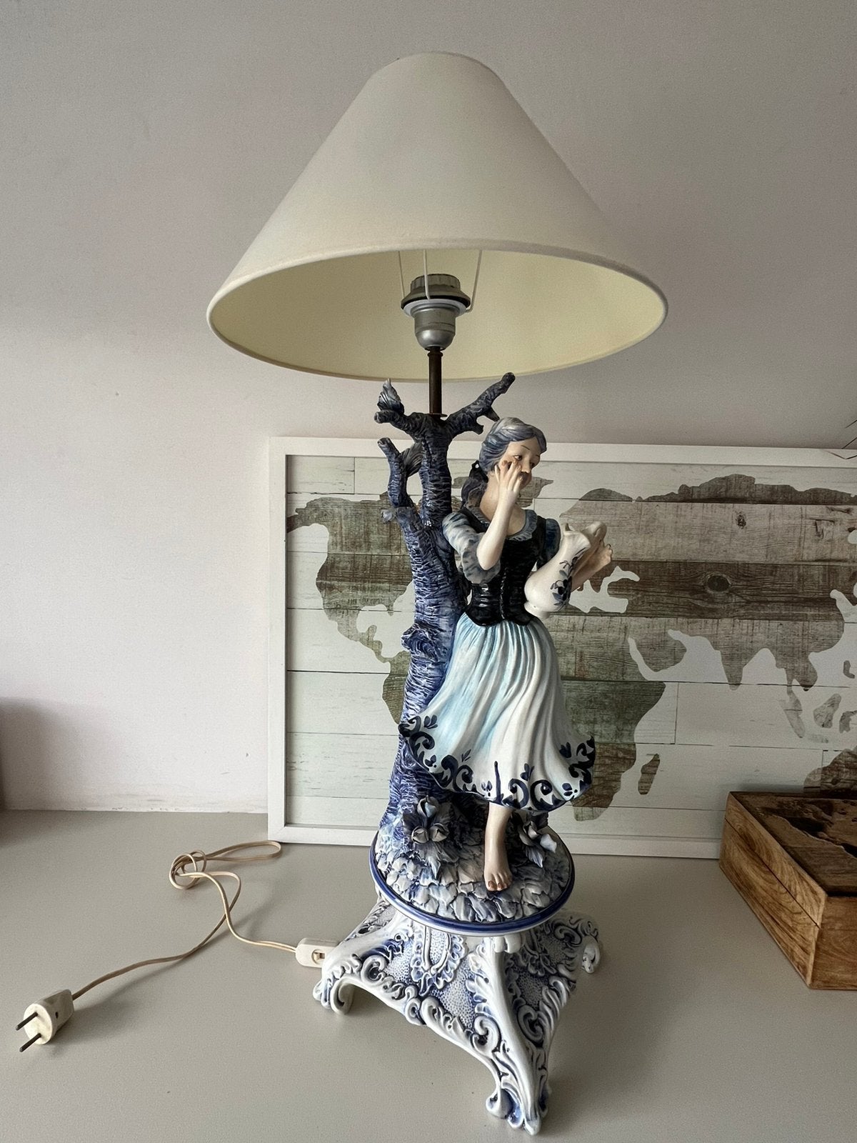 • Grote vintage figuurlamp porselein – Meisje met kruik, Ophalen