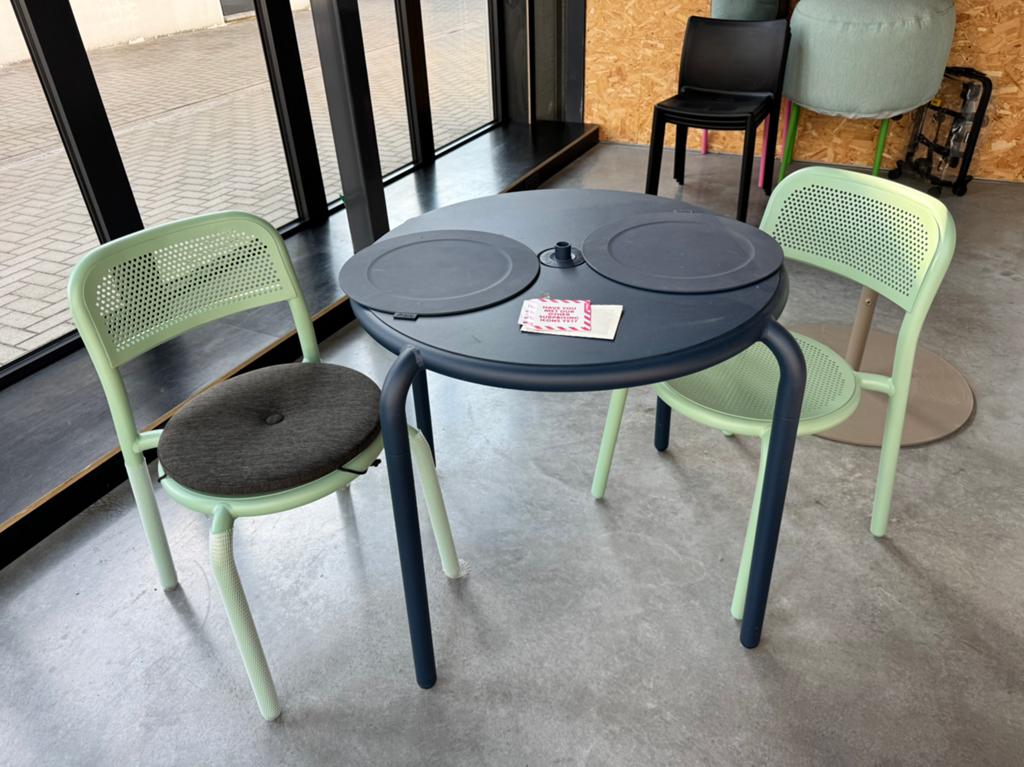 Kleurige set: Tafel + 2 stoelen Fatboy uit toonzaal, Tuin en Terras, Ophalen, Nieuw, Aluminium, Tuinset