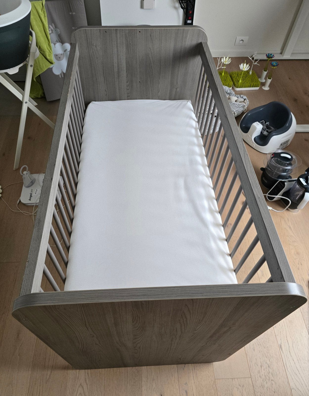 Lit pour bébé ou berceau en bois gris cool avec matelas, Enlèvement, Lit