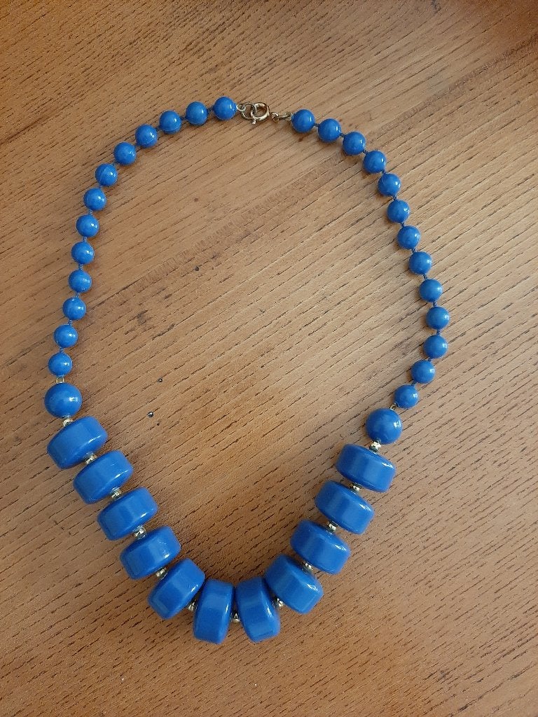 Collier de perles en acrylique, Bijoux, Sacs & Beauté, Enlèvement ou Envoi, Comme neuf, Bleu