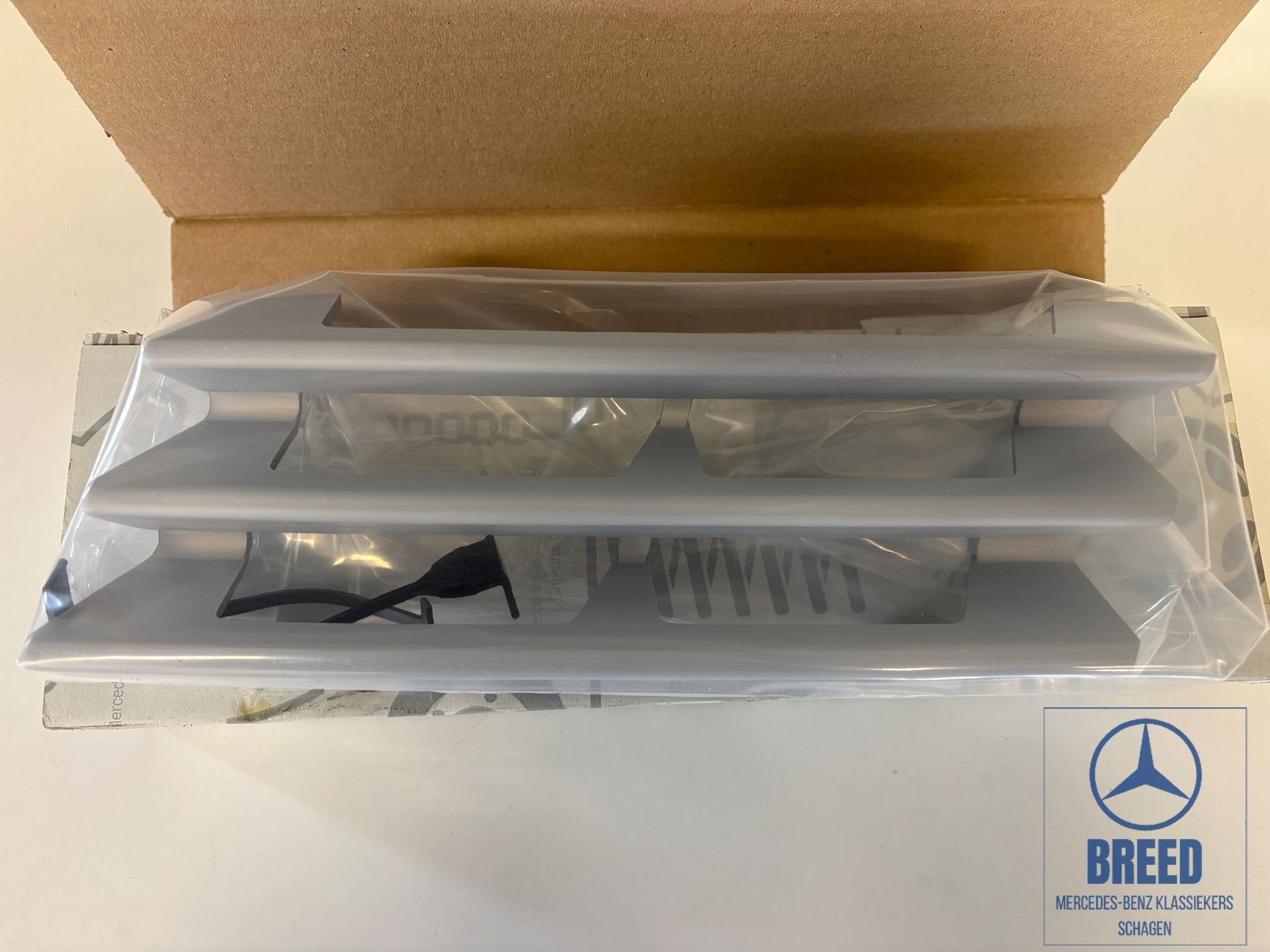 NOS afdekking sleepoog Mercedes-Benz W126 coupé C126 SEC, Autos : Pièces & Accessoires, Neuf, -, -, Enlèvement ou Envoi