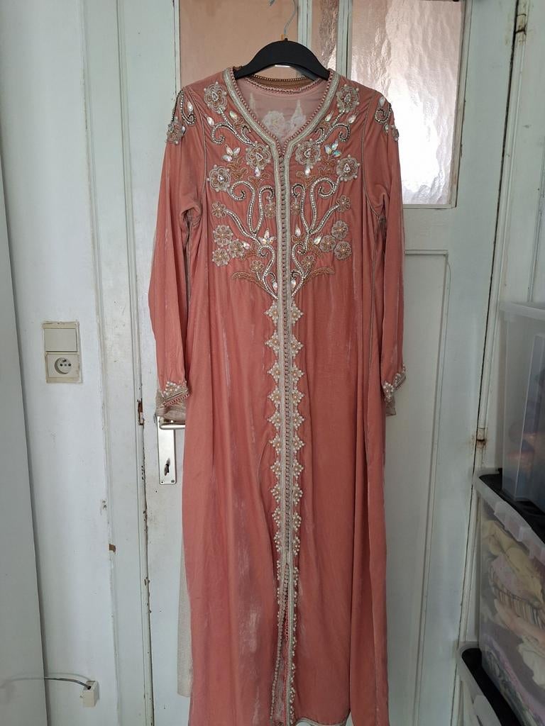 Kaftan rose pâle, Enlèvement