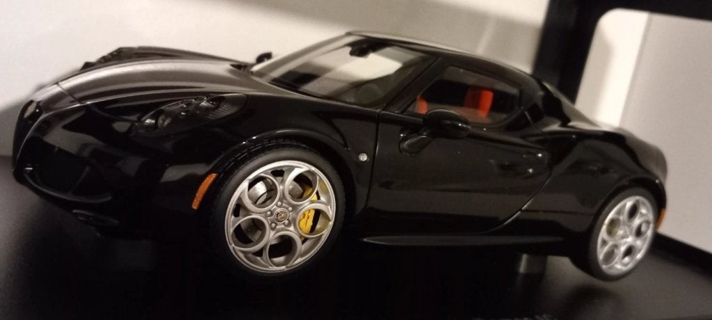 1/18 Alfa Romeo 4C Gloss black 2013 AUtoart, Enlèvement ou Envoi, Neuf, Voiture, Autoart
