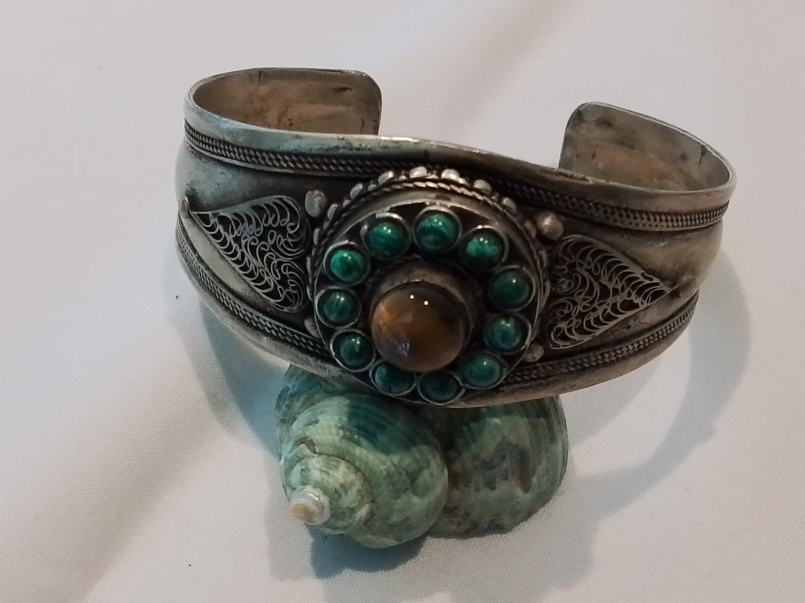 ANTIEKE MANCHET ARMBAND MET MALACHIET EN TIJGEROOG STEEN, Handtassen en Accessoires, Antieke sieraden, Ophalen, Zilver, Armband