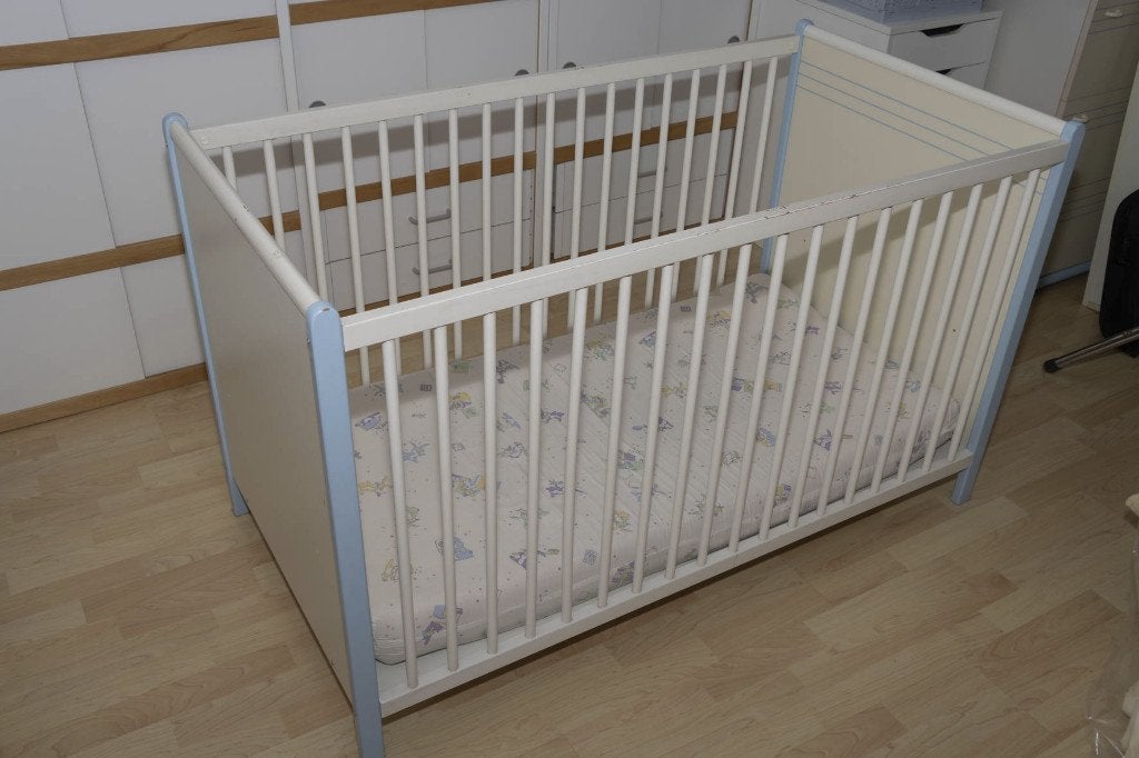 Lit enfant blanc et bleu pastel + matelas, Ophalen, Classique, s'accorde à de nombreux types d'intérieurs., Wit, 190 cm of minder