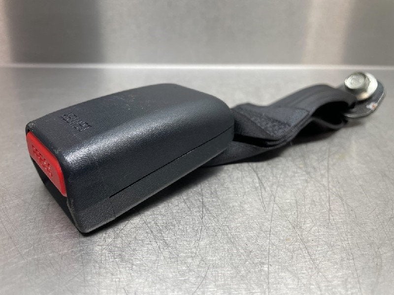 BOUCLE DE CEINTURE CENTRE ARRIÈRE Space Star (A0), Utilisé, Mitsubishi