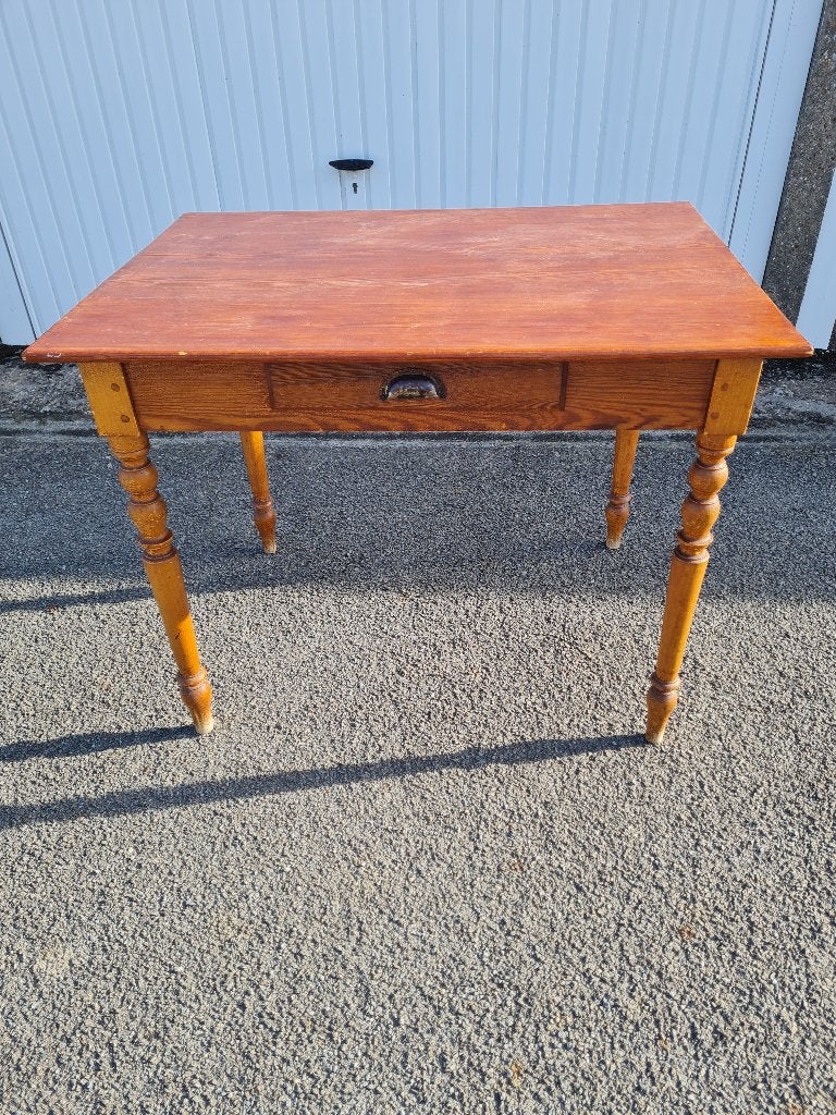Vintage houten tafeltje met lade en gedraaide poten, Ophalen