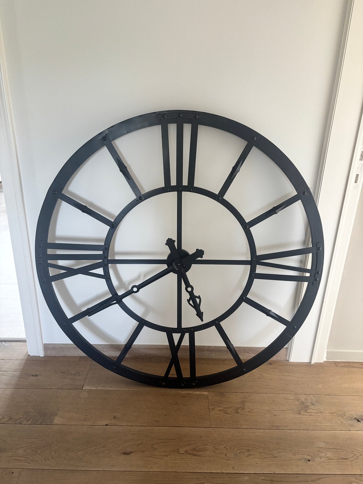 Zwarte metalen klok 120cm, Enlèvement, Comme neuf, Noir, Horloge murale