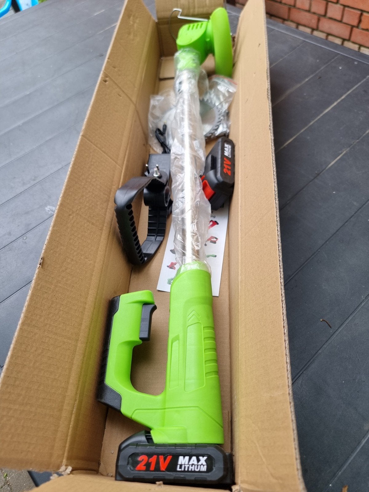 Grastrimmer met 2 accu + oplader

Nieuw!

Nog in de doos!, Ophalen of Verzenden