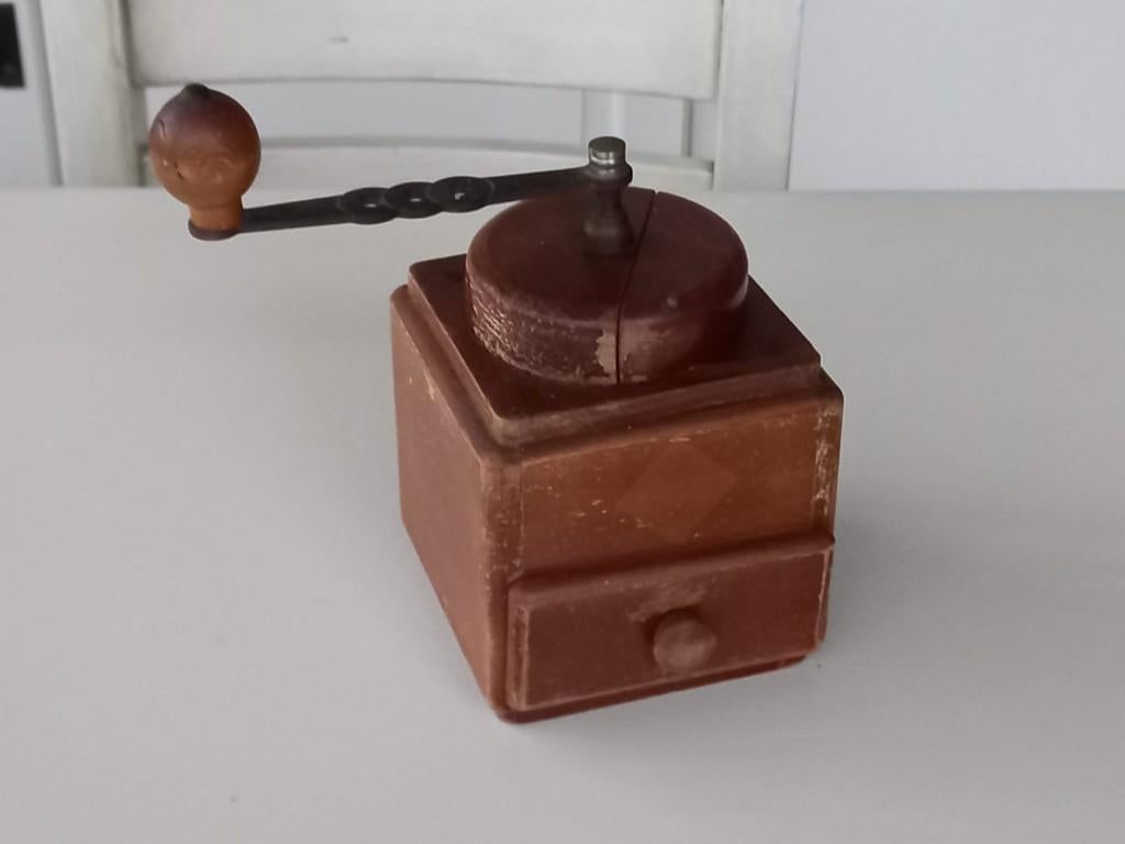 Oude koffiemolen met houten vulklep, Ophalen