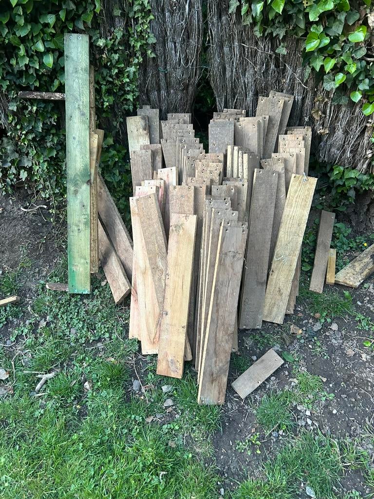 Grande quantité de planches de bois à donner sur Huy, Jardin & Terrasse, Poteaux, Poutres & Planches, Utilisé, Planches, Bois dur