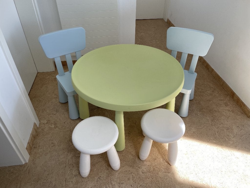 Ensemble table et chaises enfant, Enfants & Bébés, Chambre d'enfant | Tables & Chaises, Utilisé, Table(s) et Chaise(s), Enlèvement