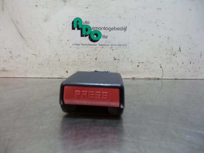 Insertion ceinture de sécurité arrière gauche d'un Peugeo, -, Utilisé, -, Peugeot