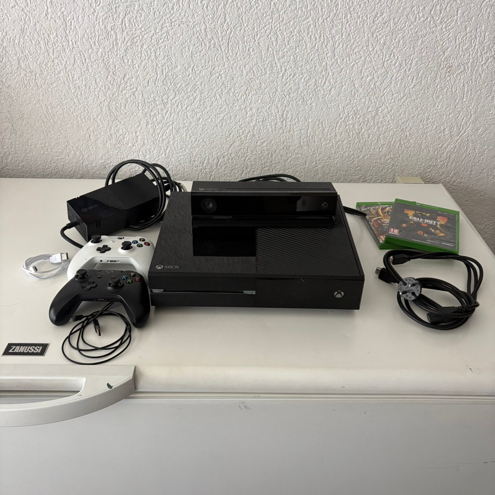 Xbox one 365GB controller en spellen, Games en Spelcomputers, Xbox One, Met 2 controllers, Ophalen of Verzenden, 500 GB