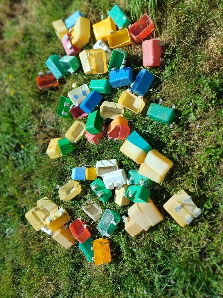 Drink/eetbakjes voor duivenmelker