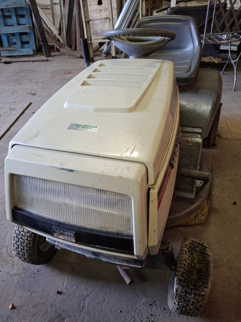 Pour piece a vérifier tracteur  tondeuse White 200 euros