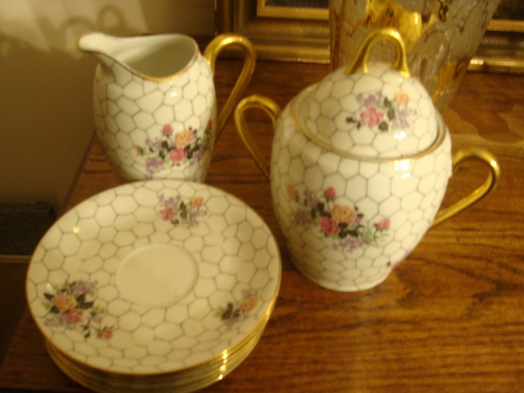 Deel van een koffieservies in Limogesporselein., Ophalen
