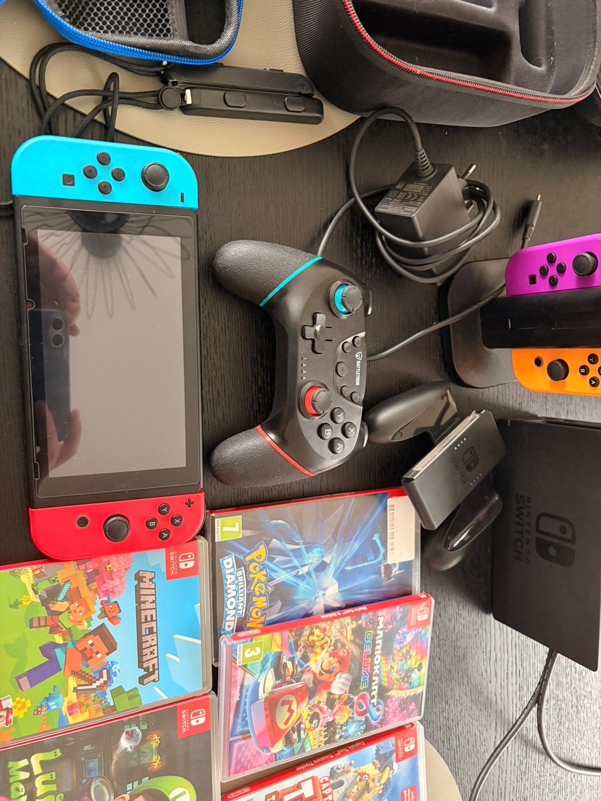 Nintendo Switch V1 + games+ case+ controllers, Consoles de jeu & Jeux vidéo, Comme neuf, Avec 3 manettes ou plus, Enlèvement, Switch Original