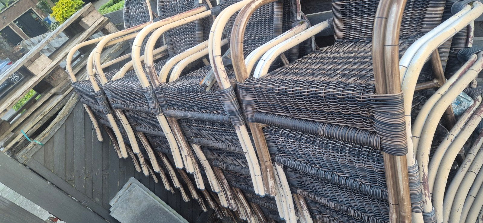 Terras stoelen, Ophalen