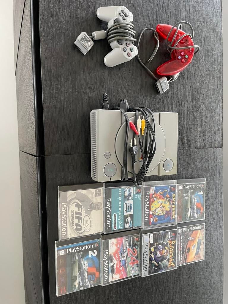 PlayStation 1 bundel: console + 8 spellen + controllers, Games en Spelcomputers, Spelcomputers | Nintendo NES, Ophalen of Verzenden