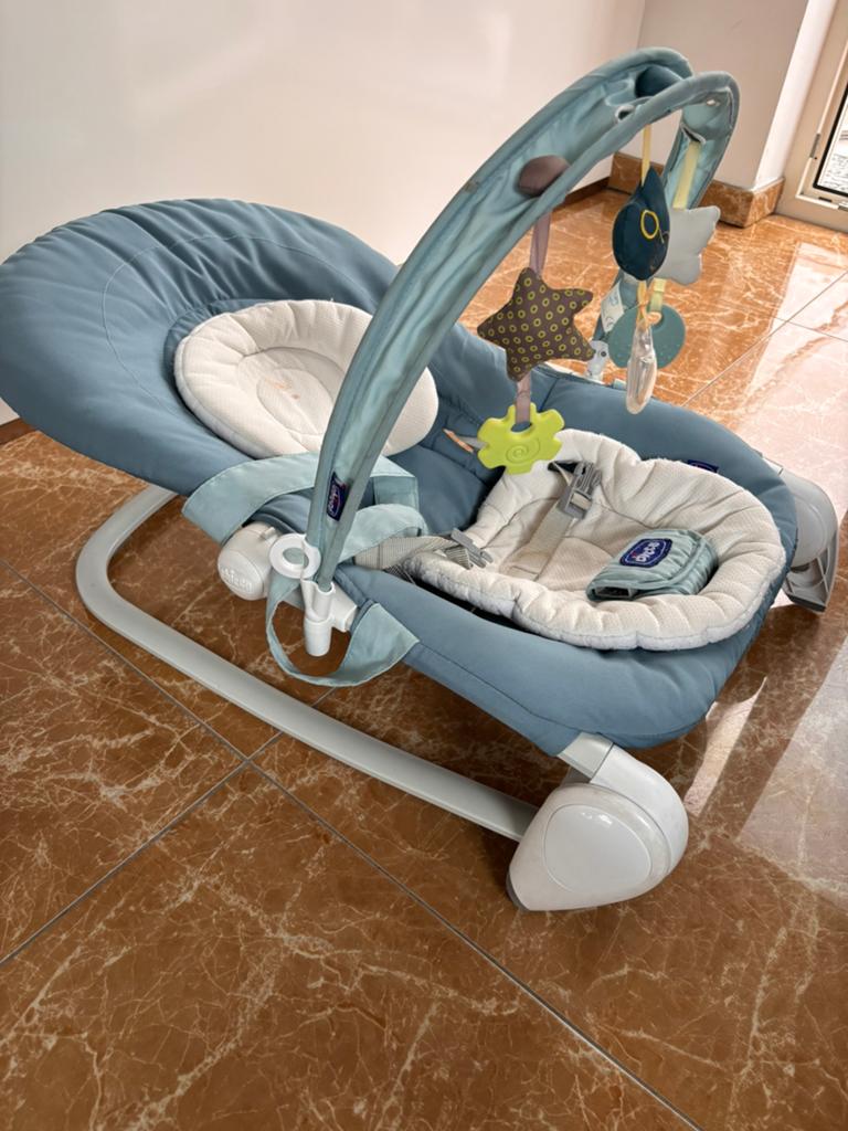 Chicco babywipstoel/bouncer met speelboog, Enlèvement ou Envoi, Comme neuf, Chicco