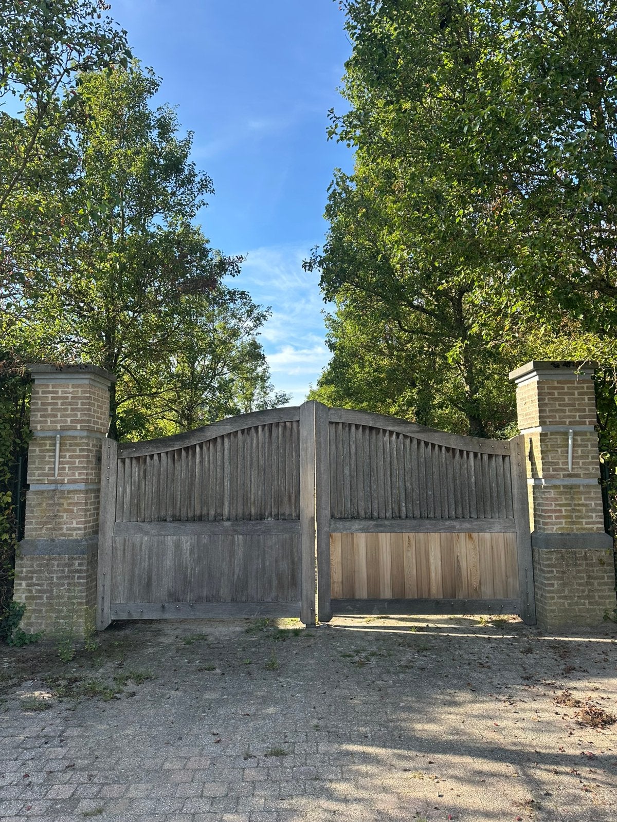 Dubbele afrormosia houten poort, 450cm breed, compleet, Tuin en Terras, Ophalen, Gebruikt, 200 cm of meer, Hout