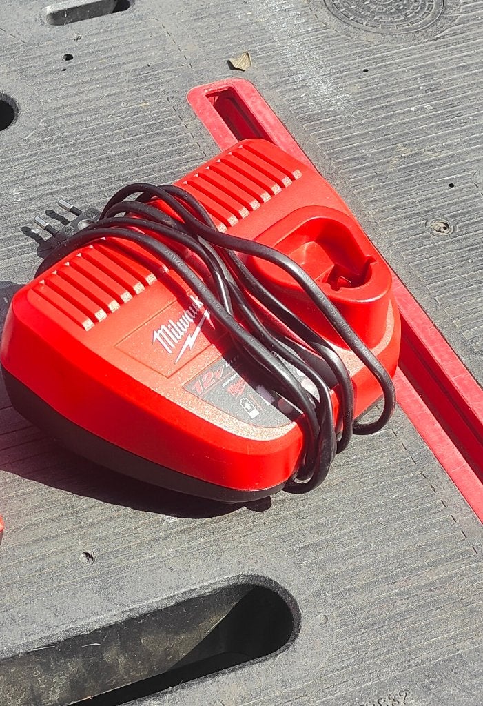 M12 Milwaukee oplader, Ophalen of Verzenden, Zo goed als nieuw