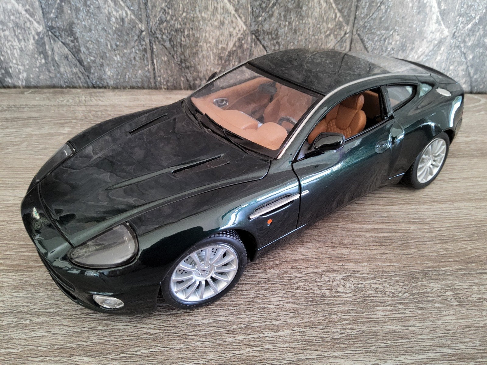 Aston Martin Vanquish., Enlèvement ou Envoi, Burago
