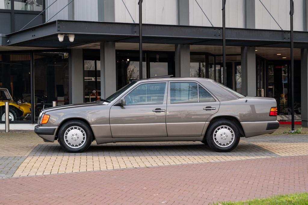 Mercedes-Benz 300-serie 300E-24 (bj 1991), Auto's, Oldtimers, 4 deurs, Stof, Zwart, Zwart