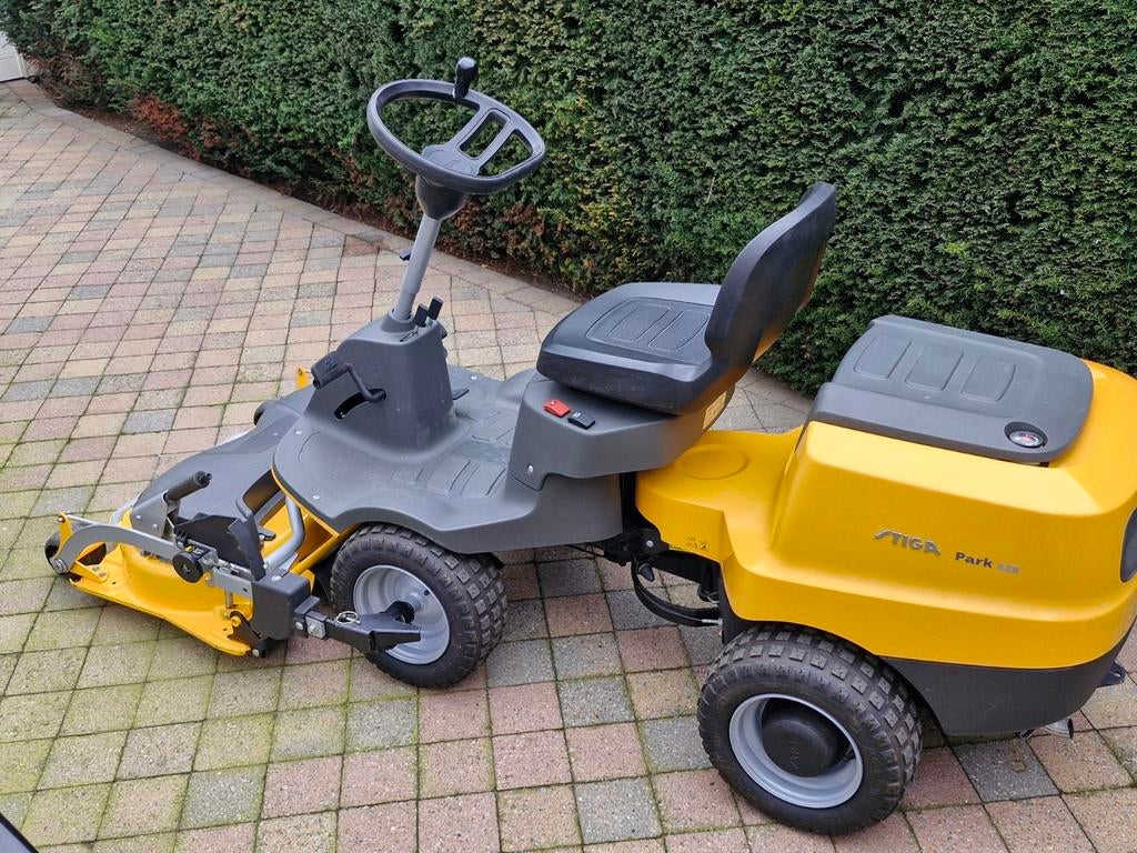 Zitmaaier stiga park 220 hydrostaat 84 cm briggs motor 2021, Moins de 90 cm, Comme neuf, Enlèvement, Stiga Park