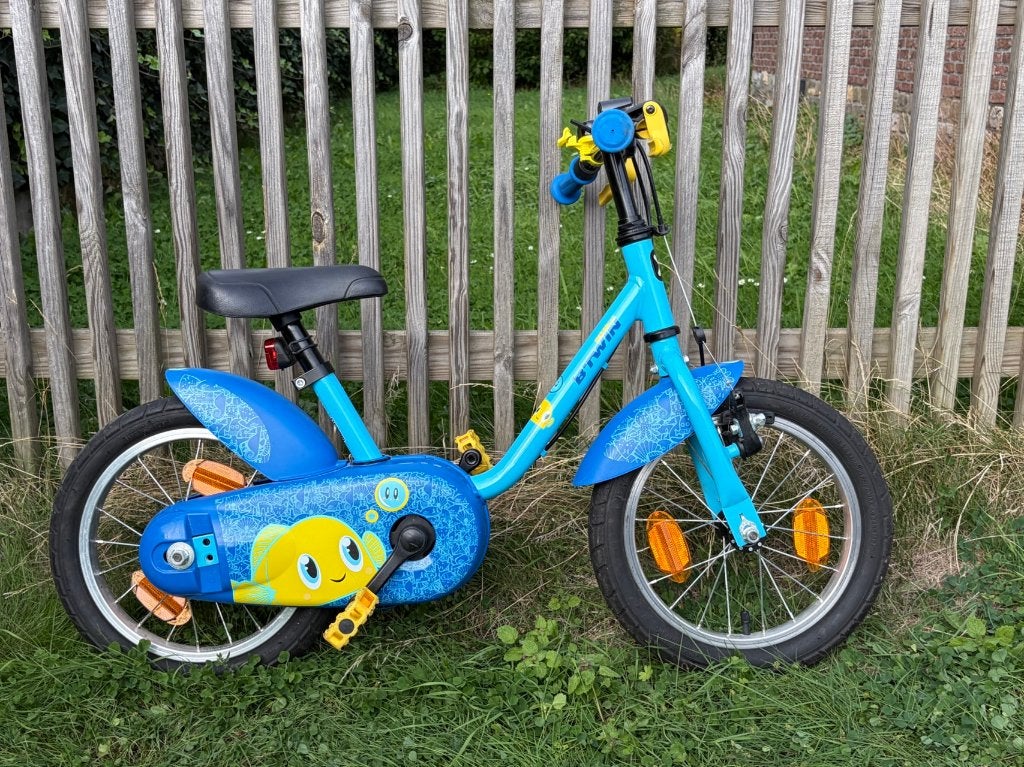 B'TWIN Kinderfiets 14 inch met zijwieltjes (Visjes / Blauw), Fietsen en Brommers, Ophalen, Zijwieltjes, Gebruikt, Velgrem