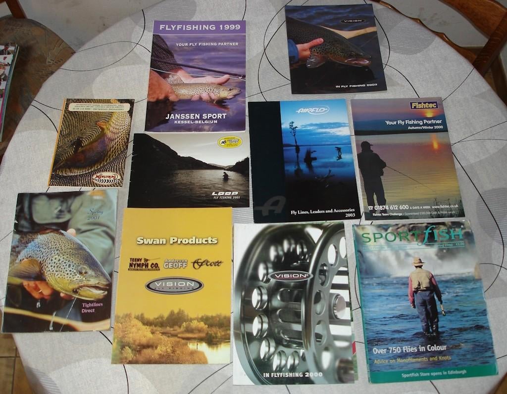 lot oudere catalogen over vliegvissen (verschillende talen), Watersport en Boten, Hengelsport | Algemeen, Ophalen, Gebruikt, Boek of Tijdschrift