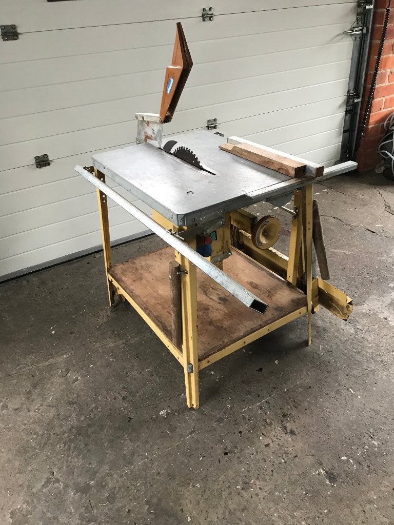 zaagtafel  op  220  v, Doe-het-zelf en Bouw, Gereedschap | Zaagmachines, Ophalen, Cirkelzaag, 70 mm of meer, Zo goed als nieuw