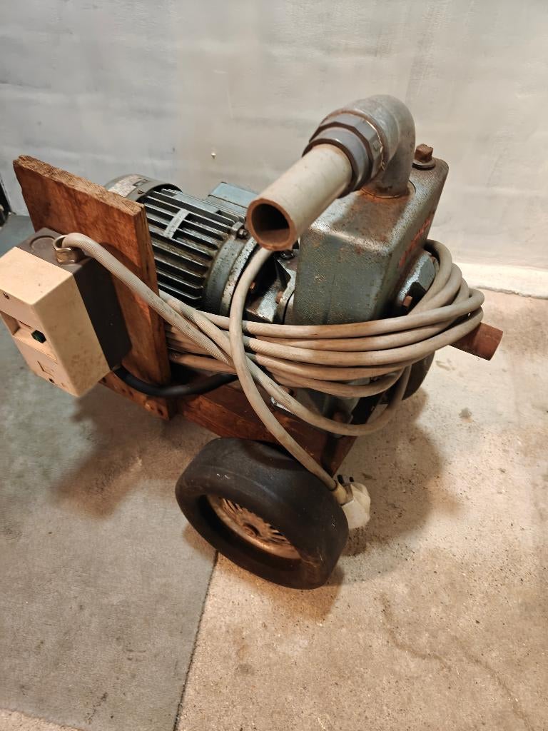 Stork water pomp staat lange tijd stil. Drijfkracht, Enlèvement, Utilisé, Électrique, Pompe d'arrosage