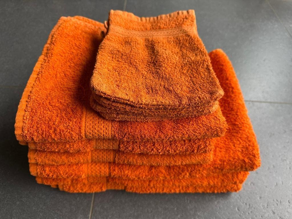 3 Badhanddoeken, 3 handdoeken en 4 washandjes HEMA - oranje, Ophalen of Verzenden, Gebruikt, Oranje, Handdoek