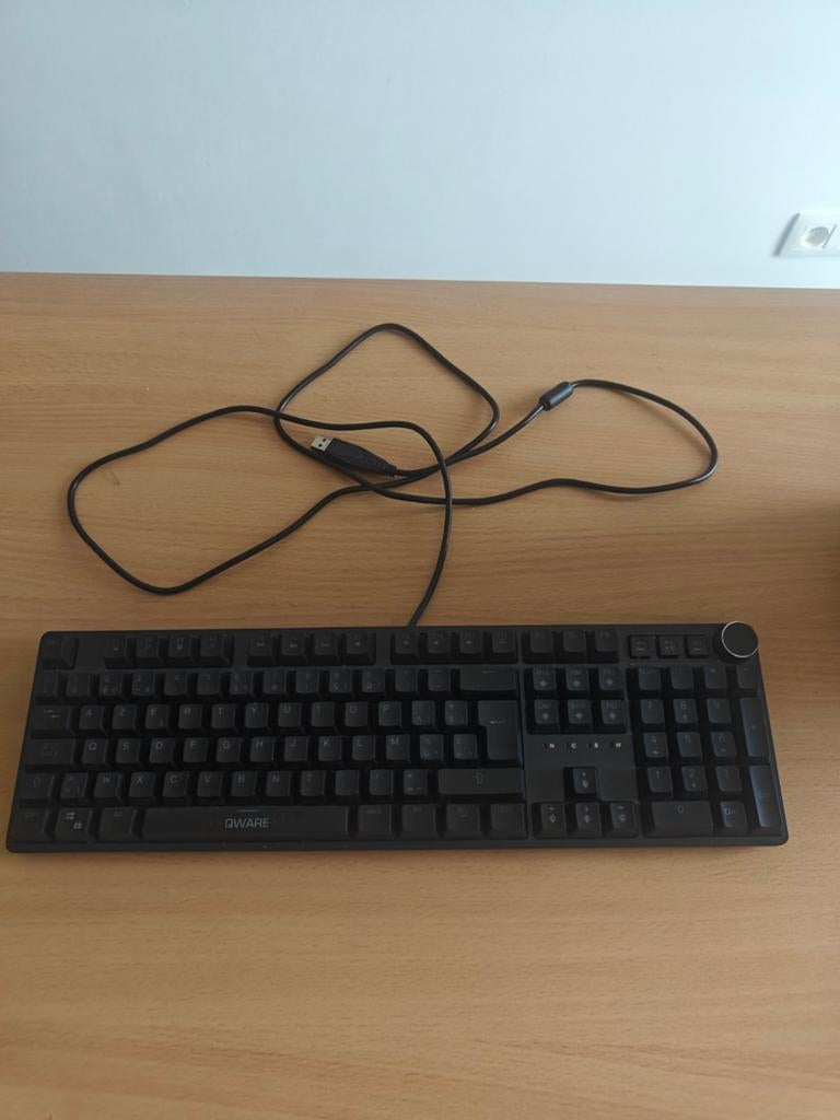 QWARE Keyboard met RGB, Enlèvement, Utilisé