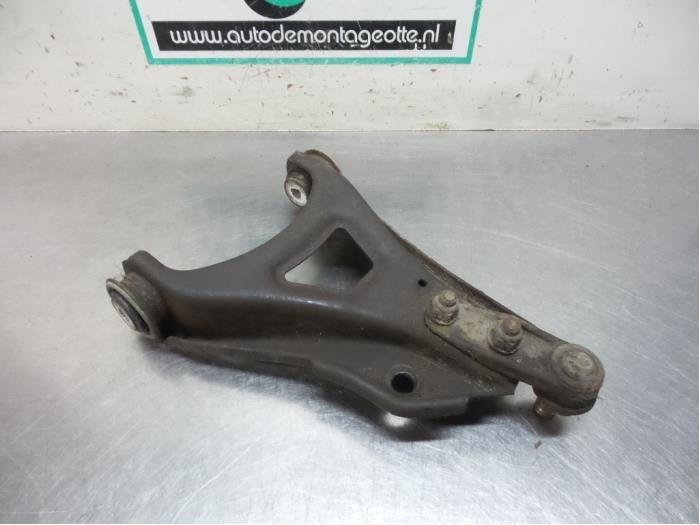 Bras de suspension avant gauche d'un Nissan Kubistar (Kubist, -, 3 mois de garantie, Utilisé, -