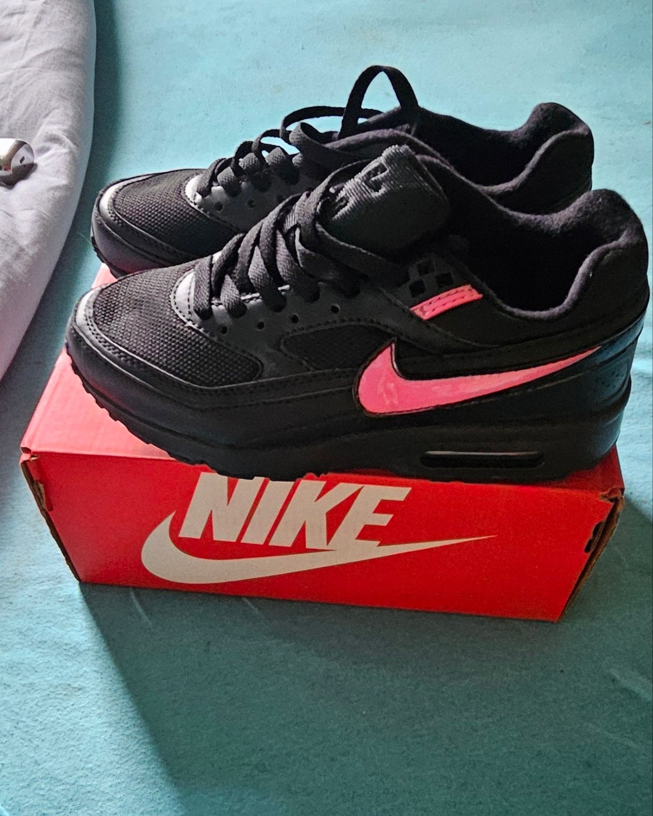 A vendre 40e air max taille 37noir et rose neuf authentique, Neuf, Nike, Enlèvement, Noir