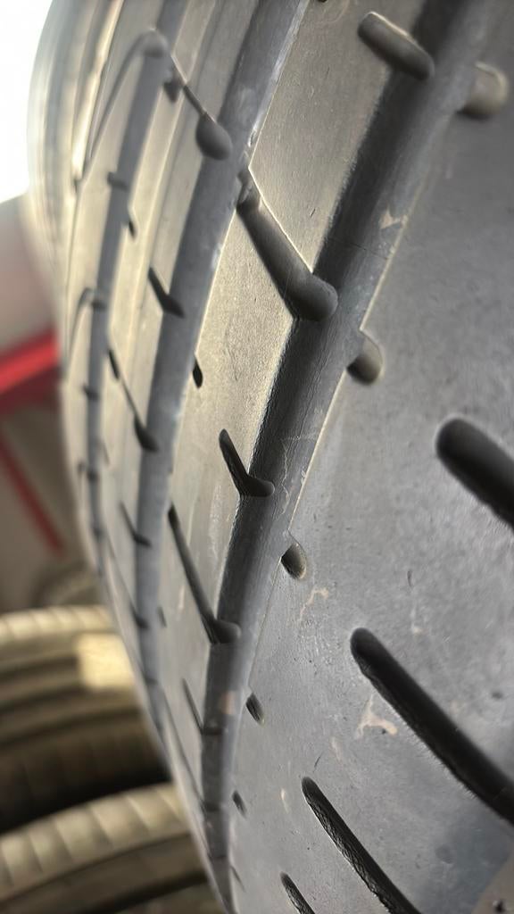 4x 295/35r21 de marque Pirelli 5mm 65 mm par pneu, Enlèvement
