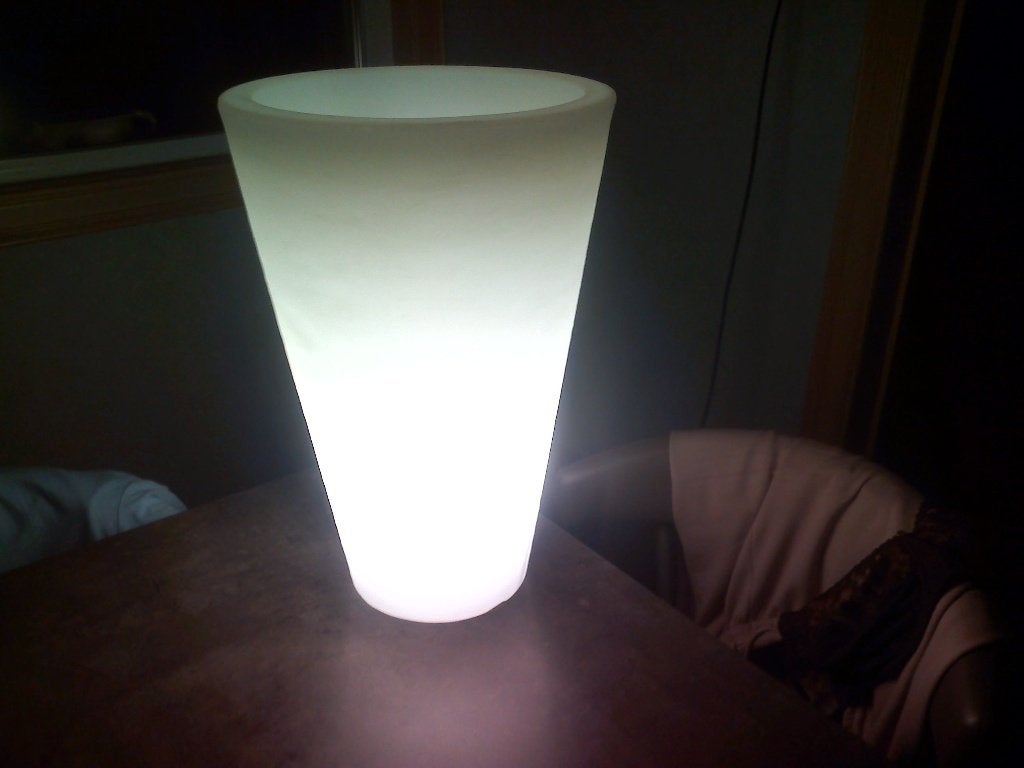 Bloempot met verlichting., 25 tot 40 cm, Kunststof, Rond, Ophalen of Verzenden