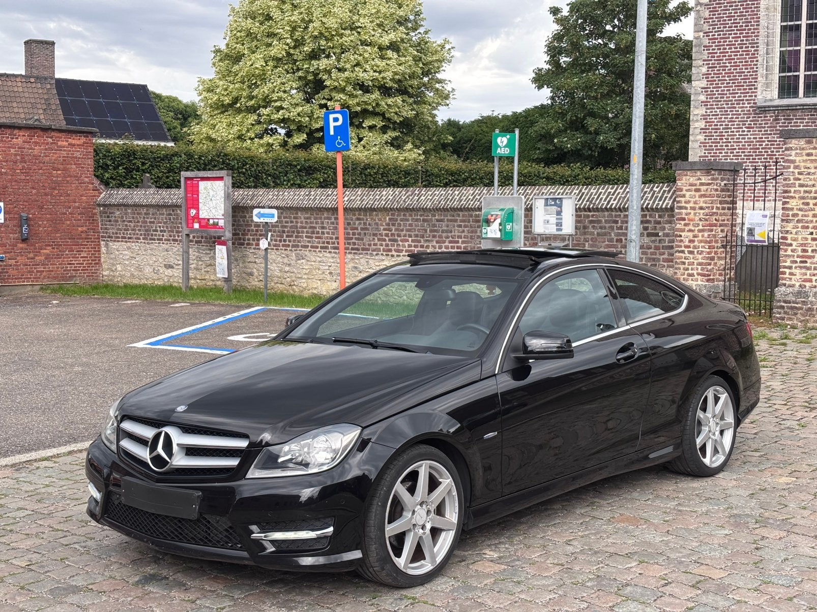 MERCEDES c220 DIESEL COUPE AMG AUTOMAAT PANO LEDER NAVI, Auto's, Automaat, Euro 5, Zwart, Leder