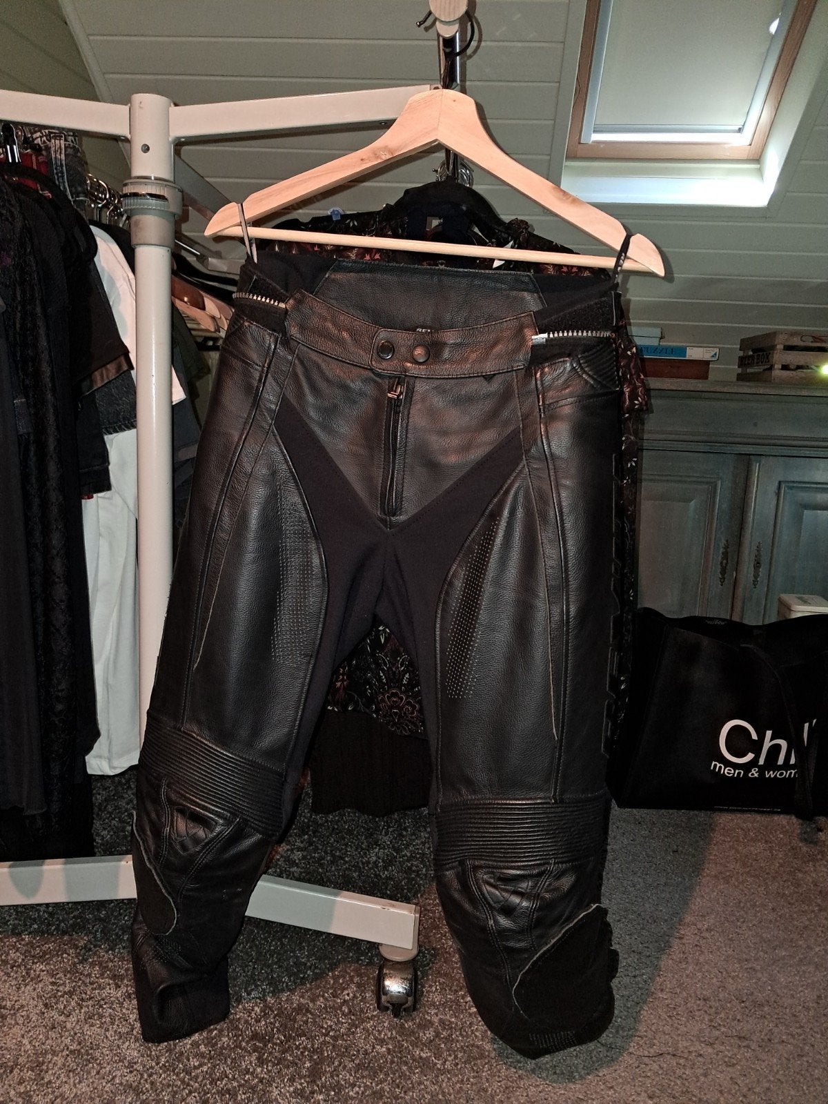 REVIT MOTORBROEK LEER - XENA 3 - Maat 34, Motos, Vêtements | Vêtements de moto, Enlèvement ou Envoi