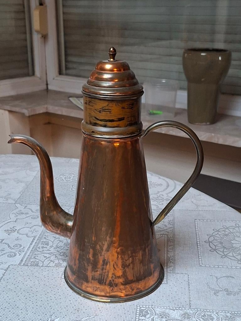 Antieke koperen koffie‑ of theekan met messing detail, Ophalen, Koper