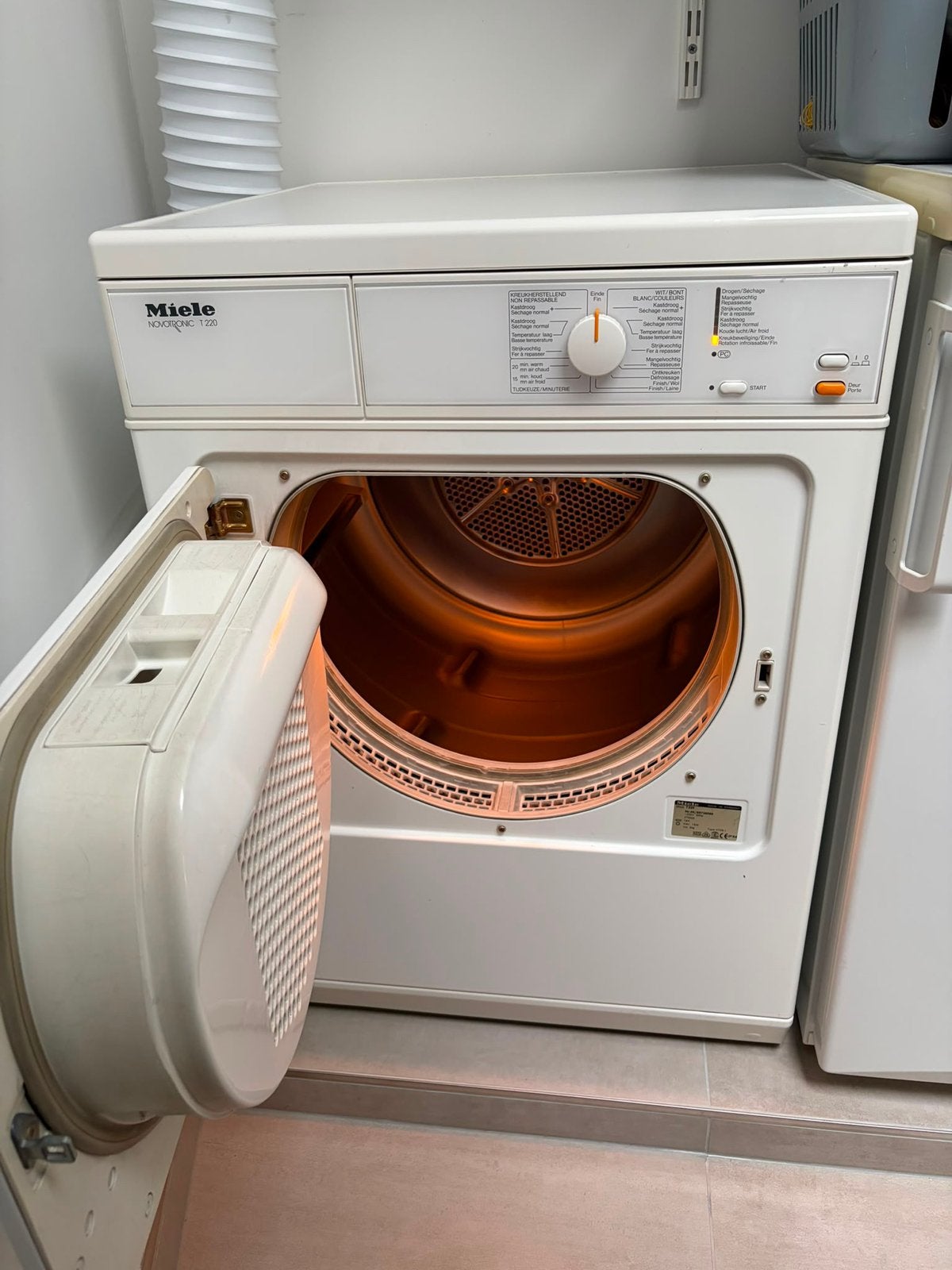 Miele droogkast T220 met luchtafvoer, Elektronische apparatuur, Droogkasten, Ophalen, Gebruikt, Minder dan 85 cm, Luchtafvoer
