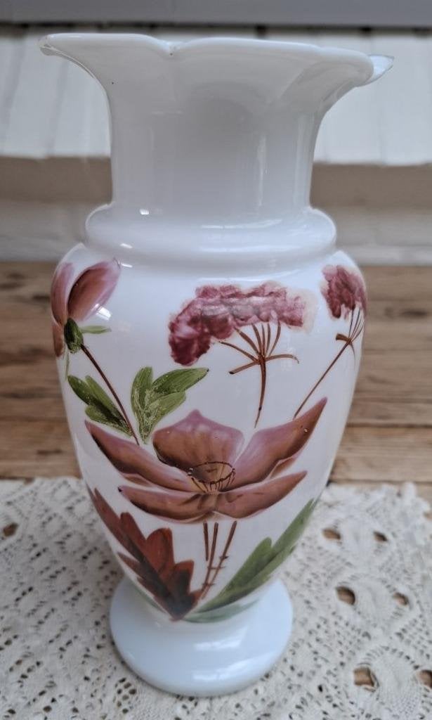 Brocante wit opaline vaas met roze bloemen, HERFST, Antiek en Kunst, Ophalen of Verzenden