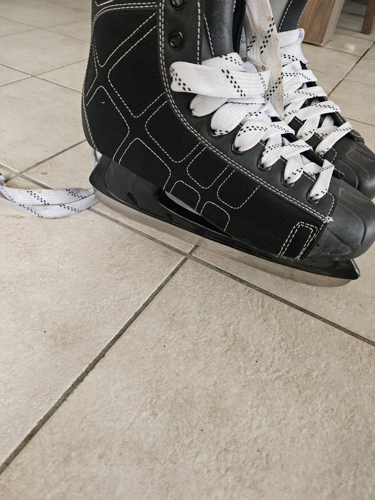 ijshockeyschaatsen maat 44 giede staat 25 euro, Sport en Fitness, Ophalen, IJshockeyschaatsen